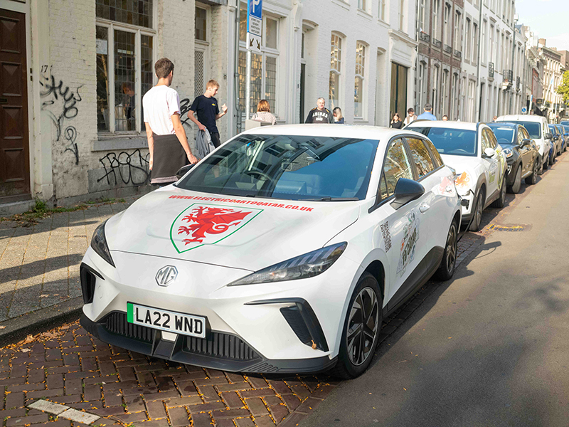 أربعة عشّاق لكرة القدم يقومون برحلة تاريخية عبر سيارة كهربائية إلى قطر بدعم من "إم جي"